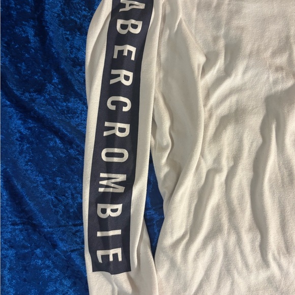 Abercrombie and Fitch Kids 15/16 - Woman’s Size Small Moose and Sleeve Graphic - Picture 4 of 5